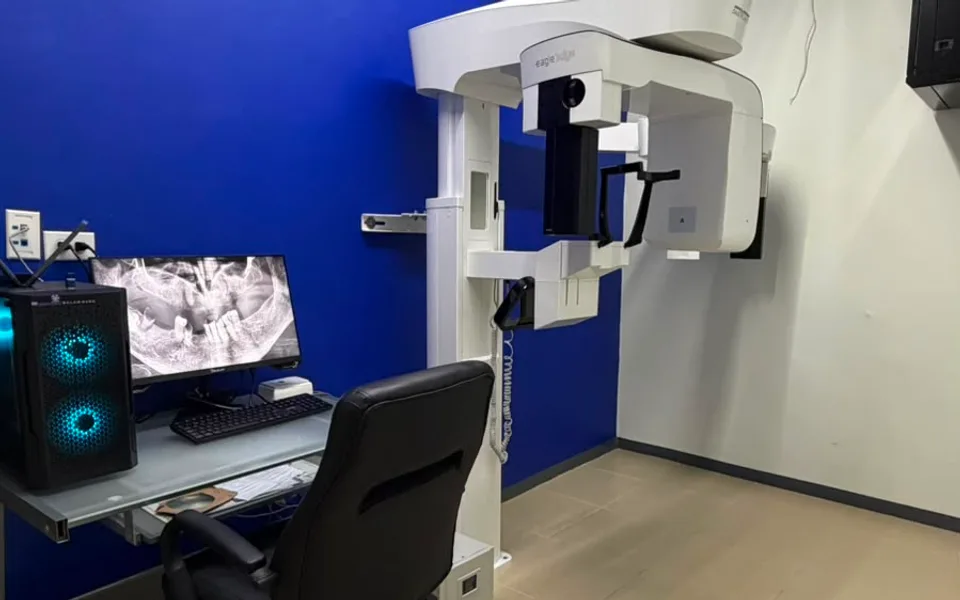 Sala de radiografía panorámica: ortopantomógrafo y estación de trabajo con monitor