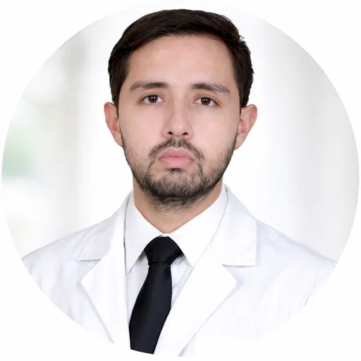 Retrato del Dr. Jorge Ariel Montero Torres con bata blanca